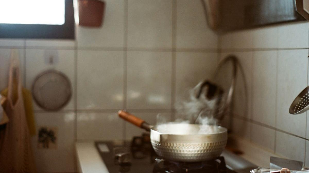Pericolul ascuns din bucătărie: Obiceiul de gătit pe care medicii de urgență îi roagă pe părinți să-l evite