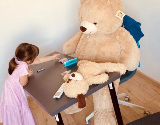 Boala care face ravagii printre copii. Specialiștii avertizează: „Cei mici sunt de 2–3 ori mai contagioși decât adulții”