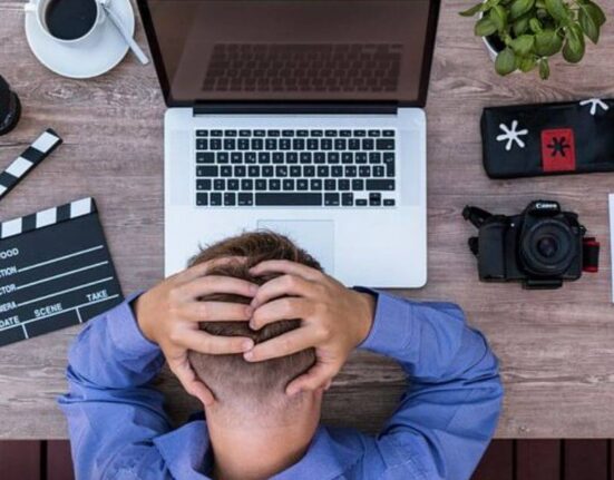 Angajații, demotivați după ce inflația a anulat creșterile de salariu. Ce greșeli fac companiile. Explicațiile unui psiholog