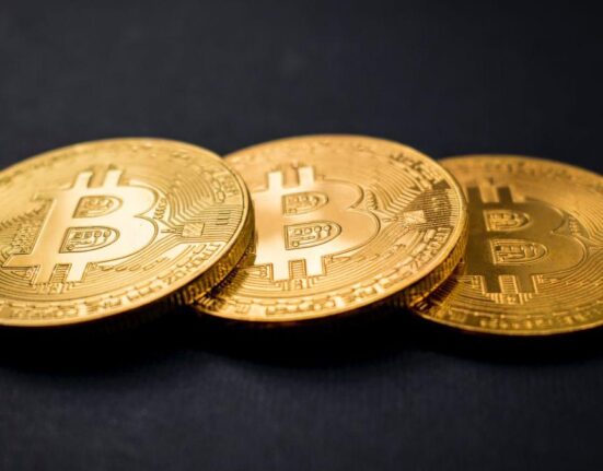 Peste jumătate dintre utilizatorii de cripto plănuiesc să îşi crească investiţiile