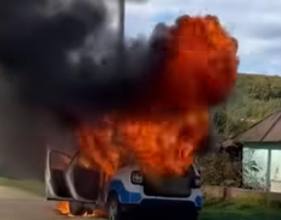 Mașină de Poliție cuprinsă de flăcări, în timpul unei misiuni, în Sălaj