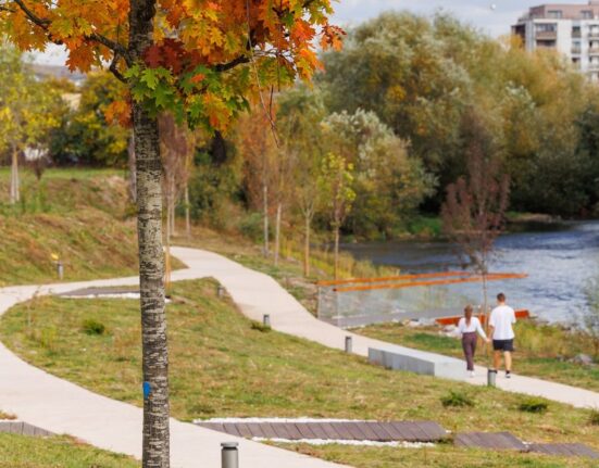 Vești bune de la meteorologi: temperaturi plăcute de toamnă până la jumătatea lunii noiembrie. Unde va ploua