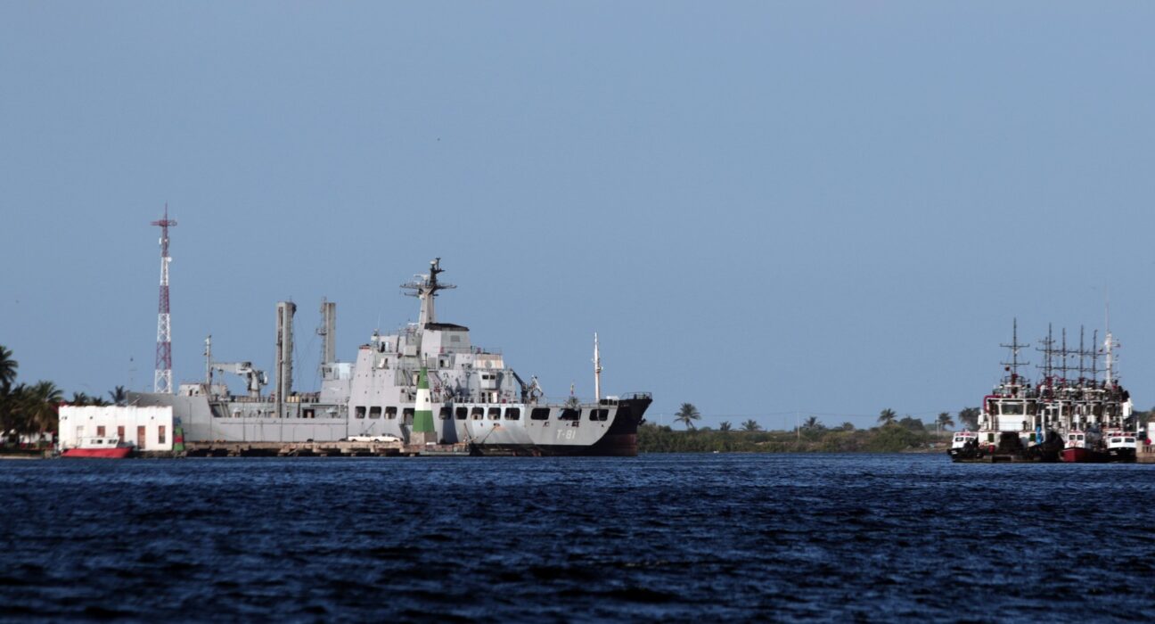 Războiul lui Trump contra narcotraficanților. Armata SUA are la bord doi supraviețuitori ai unei nave lovite în Caraibe