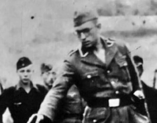 Descoperire tulburătoare: s-a aflat cine este soldatul SS din cea mai cutremurătoare imaginie a Holocaustului