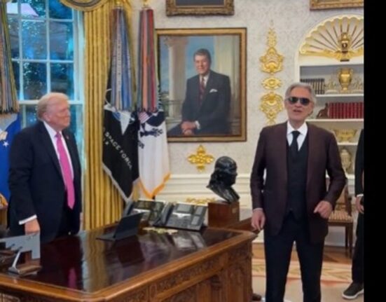 Andrea Bocelli i-a cântat lui Trump „Time to Say Goodbye”, în Biroul Oval. Momentul a devenit viral