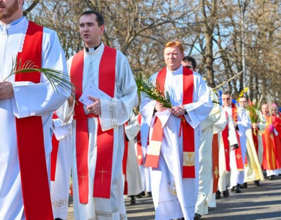 Procesiune în cinstea Sfântului Papă Ioan Paul al II-lea, duminică, pe străzile Capitalei