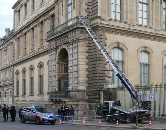 Jaf în 7 minute la muzeul Luvru. Au fost furate bijuterii „inestimabile”, anunță autoritățile / Primele date din anchetă