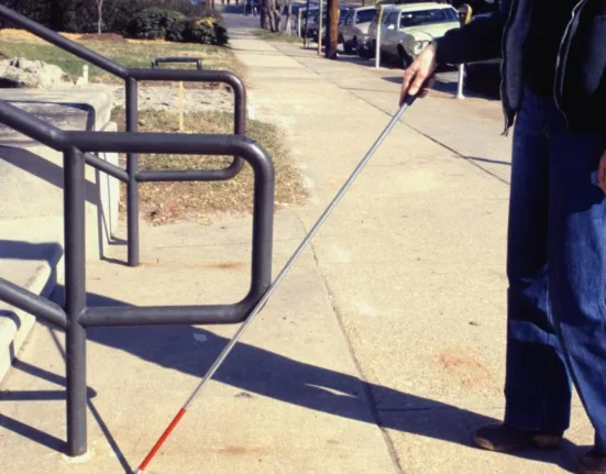 Revoluție în medicină: un implant ocular face posibil ca orbii să-și recapete vederea