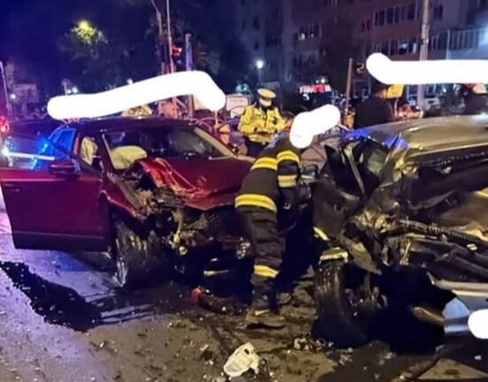 Accident grav în Capitală, în Sectorul 5: o persoană este încarcerată, iar unul dintre șoferi a fugit de la locul faptei