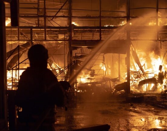 Atac aerian cu bombe ghidate asupra Harkovului: explozii și incendii devastatoare în două cartiere, 9 persoane au fost rănite