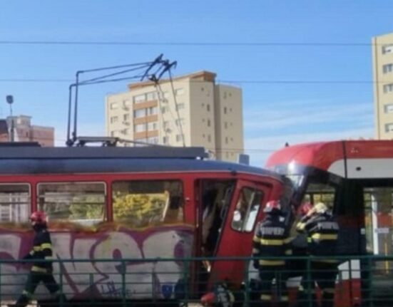 Accident bizar în Arad: Un tramvai a plecat singur din depou și a lovit o altă garnitură. Patru persoane au fost rănite