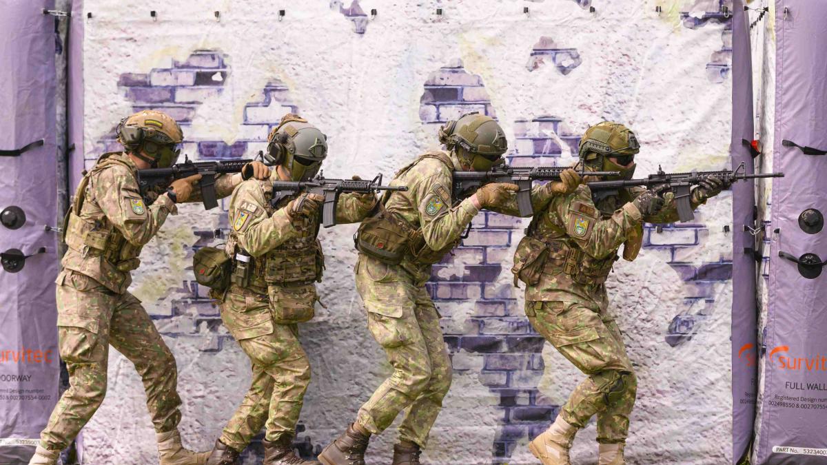 Degringoladă totală în Germania! Poliția trage în armată