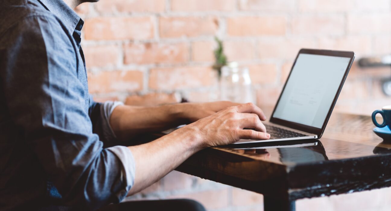 Motivul pentru care traficul pe site-urile pentru adulți s-a redus drastic în Marea Britanie. Vizitele pe Pornhub au scăzut cu 77%: „Sincer, am fost șocați”