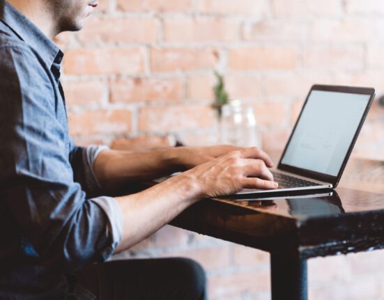 Motivul pentru care traficul pe site-urile pentru adulți s-a redus drastic în Marea Britanie. Vizitele pe Pornhub au scăzut cu 77%: „Sincer, am fost șocați”