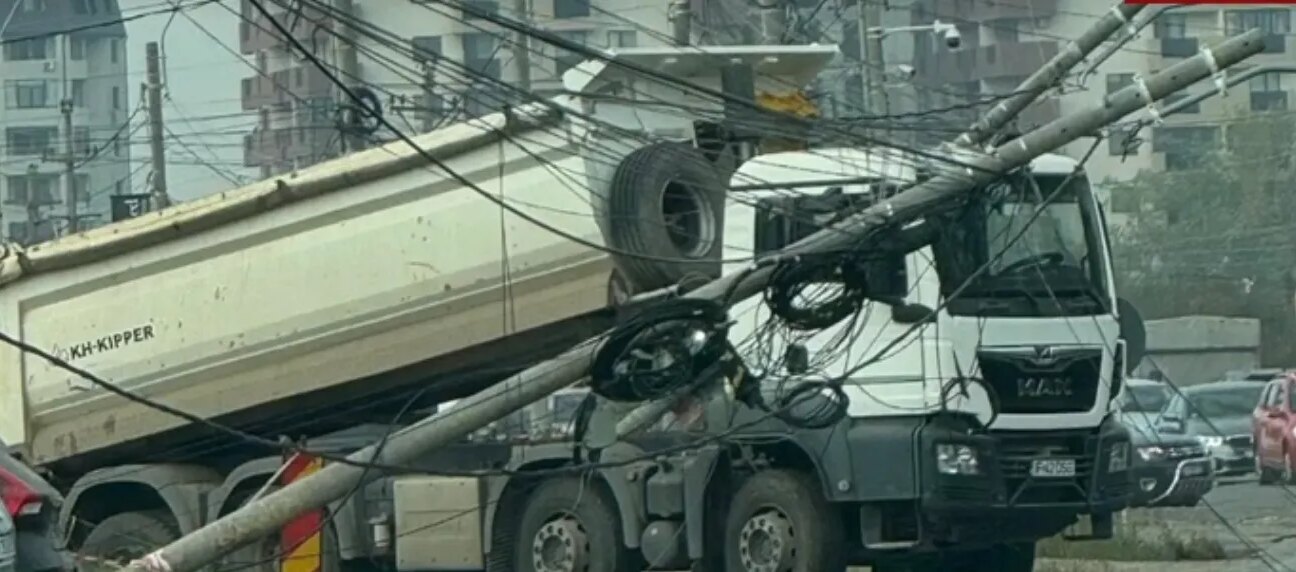 Trafic paralizat pe Prelungirea Ghencea: un camion a agățat un stâlp de iluminat, intervin pompierii și Brigada Rutieră; intervenție de durată