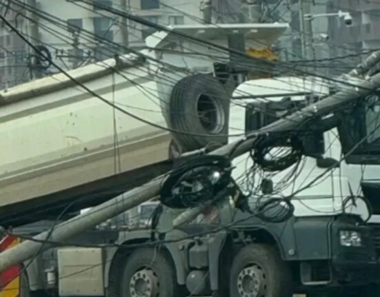 Trafic paralizat pe Prelungirea Ghencea: un camion a agățat un stâlp de iluminat, intervin pompierii și Brigada Rutieră; intervenție de durată