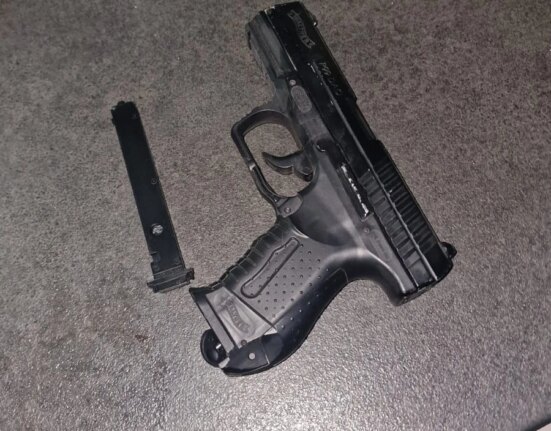 Bărbat prins de jandarmi în zona gării din Constanța cu un pistol și un dispozitiv cu electroșocuri