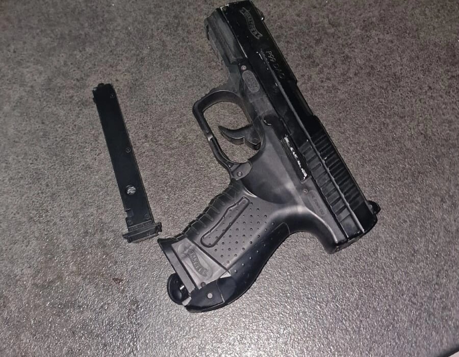 Bărbat prins de jandarmi în zona gării din Constanța cu un pistol și un dispozitiv cu electroșocuri