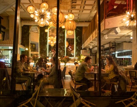 Scaune furate de la terasele din Spania, vândute în România. Manevra prin care s-au „evaporat” peste 1.100 de bucăți