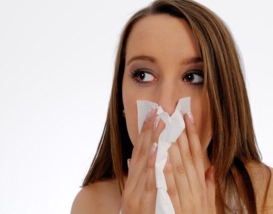 Sângerările nazale: Ce greșeală fac mulți oameni atunci când le curge sânge din nas