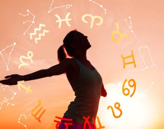 Trei zodii protejate de karma bună: Universul le răsplătește pentru bunătatea lor