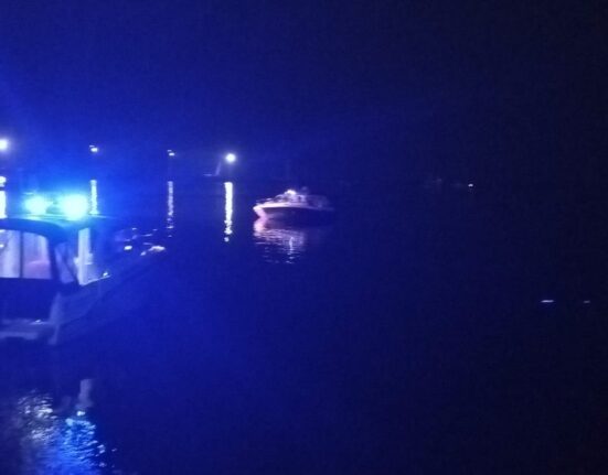 Accident naval în municipiul Galați. O ambarcațiune în care se aflau trei persoane a lovit o barjă. Una din victime este inconștientă