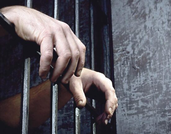 Un violator care și-a înscenat moartea a fost descoperit și condamnat la închisoare