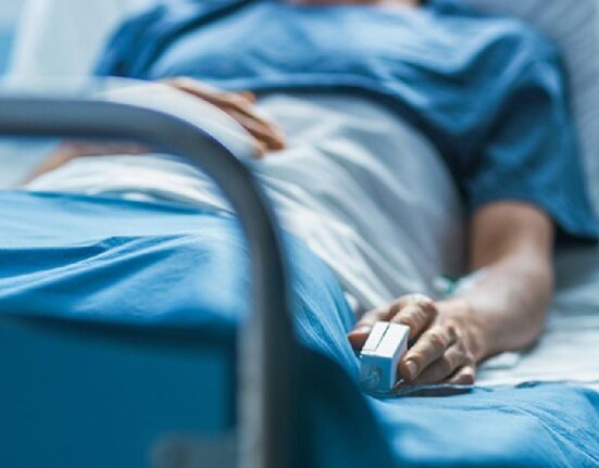 O pacientă cu Parkinson cântă la clarinet în timpul operației – și vede rezultate imediate