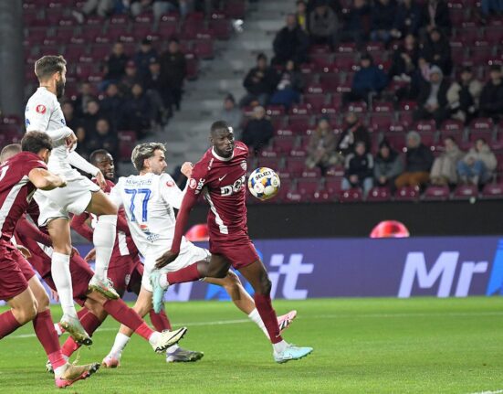 Fanii CFR-ului n-au mai răbdat: ironii în finalul eșecului cu Farul