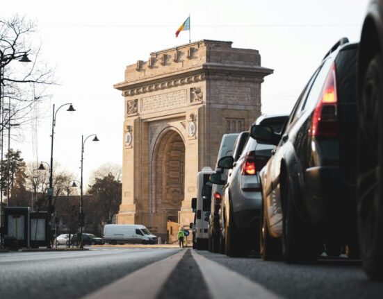 România, plină de mașini scumpe și oameni bogați. Economistul Adrian Negrescu spune care e, de fapt, realitatea