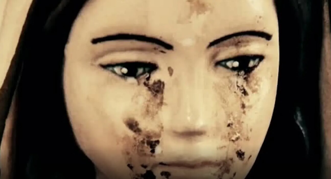 Escrocherie cu lacrimi de sânge : femeia din spatele ‘miracolului’ statuii care plânge, inculpată pentru înșelăciune