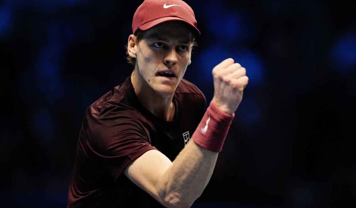 Jannik Sinner s-a impus în fața lui Alexander Zverev și este în semifinale la ATP Finals