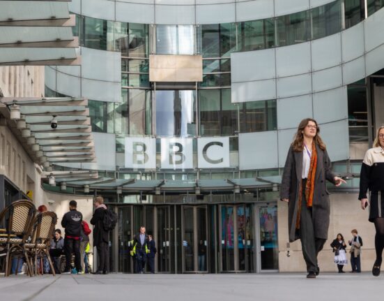 BBC „regretă sincer” maniera în care a editat discursul lui Trump, dar ignoră acuzația pentru care acesta amenință cu procesul de 1 miliard de dolari