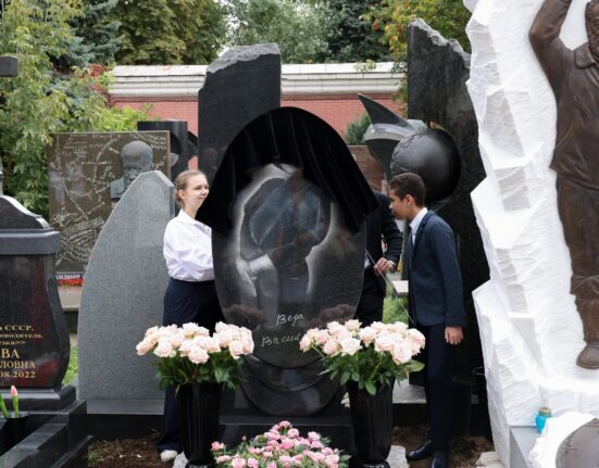 Un oficial rus, ținta unui asasinat într-un cimitir din Moscova, susține FSB. O vază-capcană, folosită în presupusul atentat