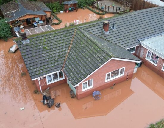 Furtuna Claudia paralizează Anglia și Țara Galilor: sate sub ape, pene de curent și peste 90 de avertizări de inundații