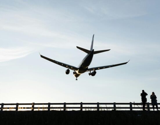 Video: Panică într-un avion rusesc de pasageri după ce au început să se desprindă bucăţi din capota unui motor