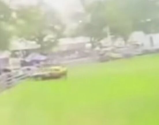 VIDEO Momentul în care o mașină intră cu viteză în mulțime la un raliu, în Australia. Treisprezece persoane au fost rănite