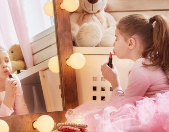 Măști de față pentru copii de 4 ani. Dermatologii trag un semnal de alarmă asupra trendului „distopic”