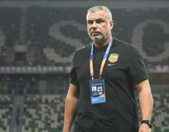 După episodul Middlesbrough, Olăroiu a fost lovit de o altă nenorocire fotbalistică. Emiratele Arabe Unite au încasat gol în prelungiri