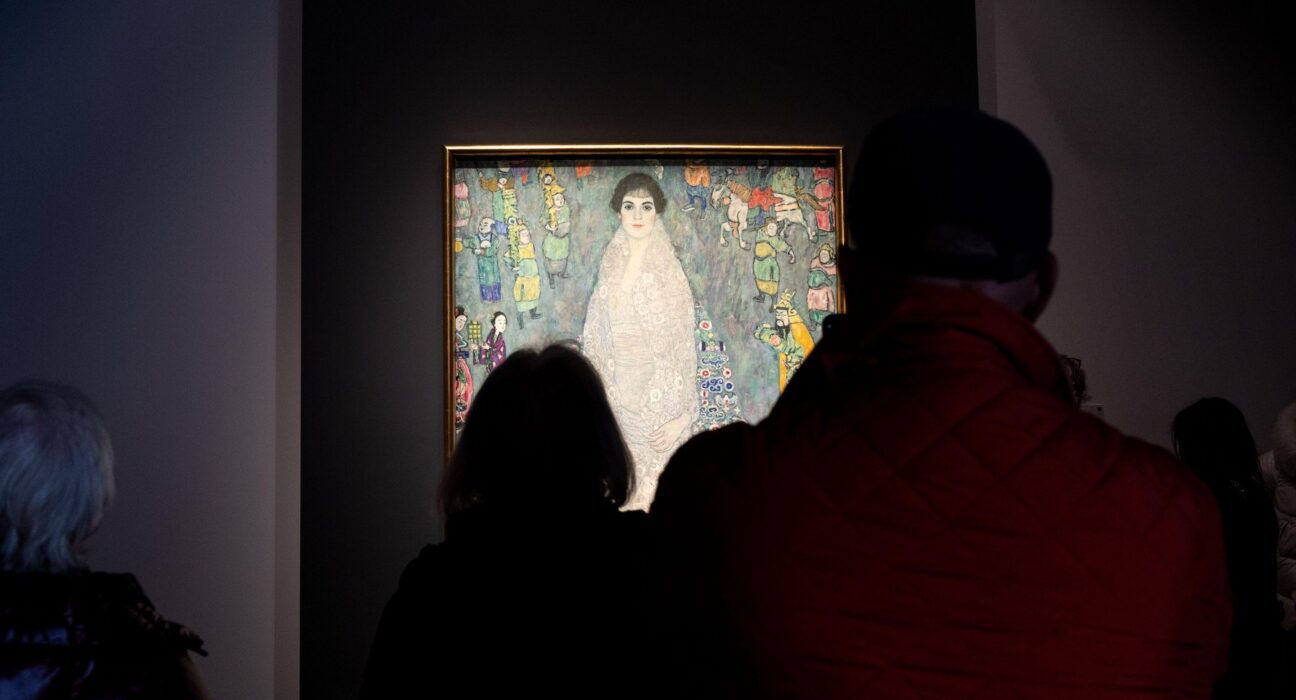 Un tablou de Gustav Klimt a doborât recordul pentru cea mai scumpă operă de artă modernă vândută vreodată la o licitație, prețul depășind cu mult așteptările