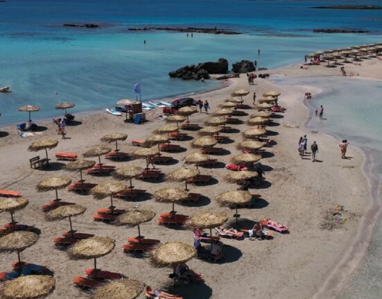 Românii își rezervă deja vacanța din 2026. Sejururi mai scurte, dar cumpărate la ofertă