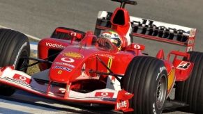 Poate ajunge la tribunal! Fostul pilot cere 64 de milioane de lire sterline