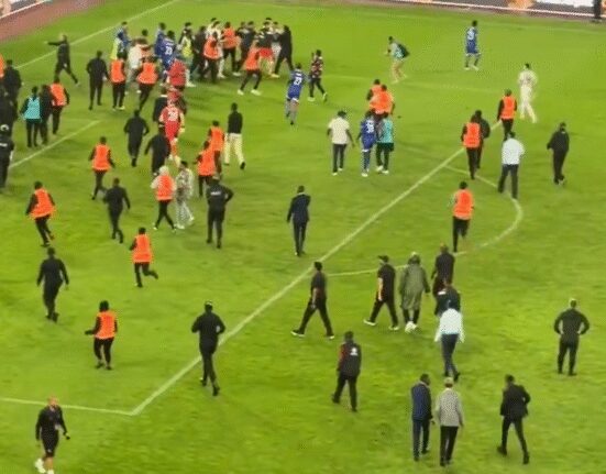 Haos inimaginabil la meciul lui Reghecampf din Liga Campionilor Africii! Bătaie generală, jandarmii și scutierii din Rwanda au pătruns pe gazon