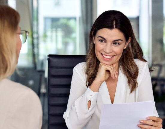 „Nu mai muncim de frică”. Generația Z rescrie regulile jocului și nu mai acceptă locuri de muncă abuzive