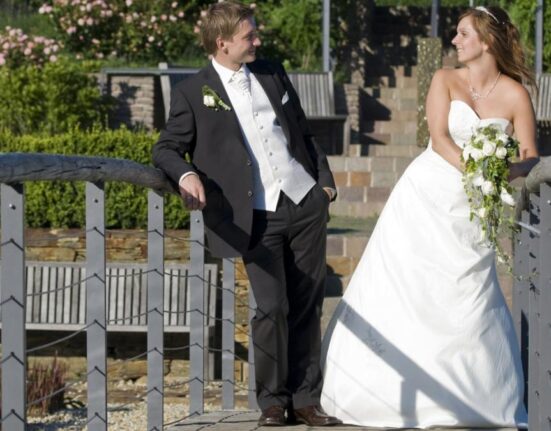 Mitul „soției trofeu”, demontat. Căsătoria schimbă partenerii: Cine câștigă mai puțin, slăbește mai mult