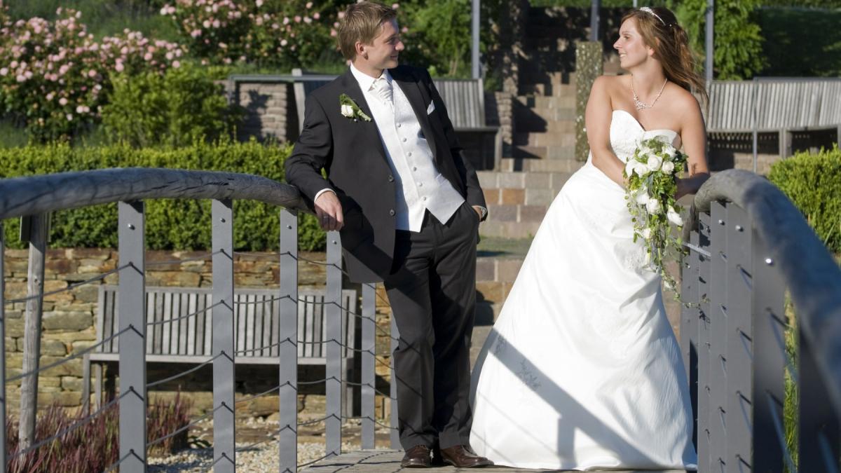 Mitul „soției trofeu”, demontat. Căsătoria schimbă partenerii: Cine câștigă mai puțin, slăbește mai mult