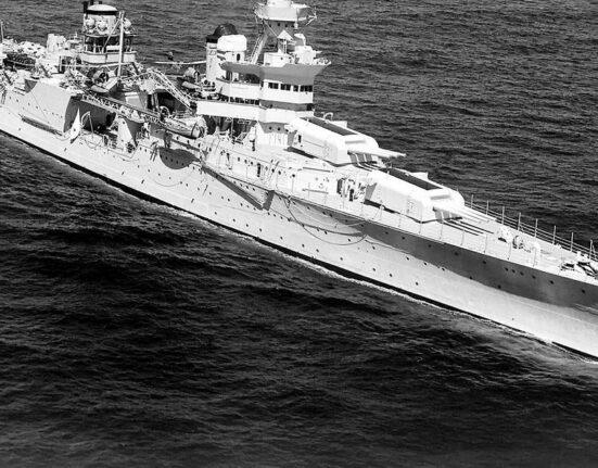 Povestea naufragiului care a inspirat filmul „Fălci“, în care 150 de marinari au fost mâncați de vii după ce nava de război americană s-a scufundat