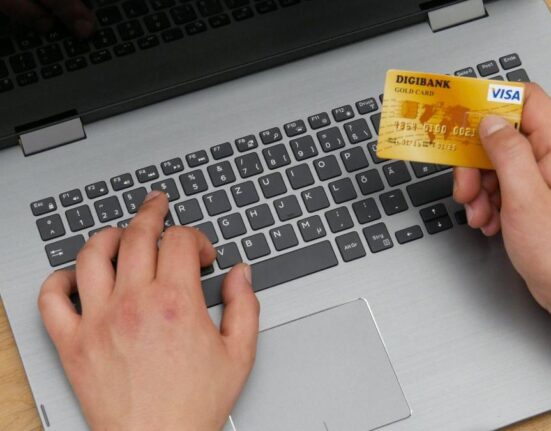 Tot mai mulţi români aleg plăţile digitale la livrarea cumpărăturilor