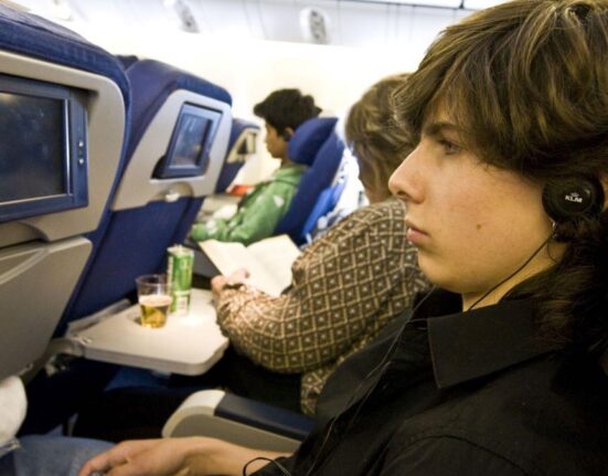 Sfaturile unui însoțitor de zbor: Ce băuturi să nu consumi în avion