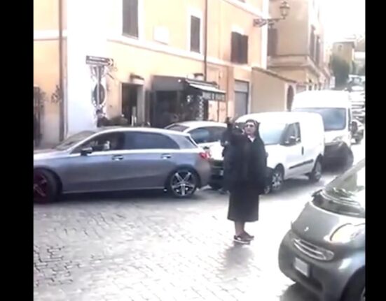 Emilia Jitaru, călugărița din România ce a devenit virală la Roma. Dirijează traficul ca un polițist adevărat (VIDEO)